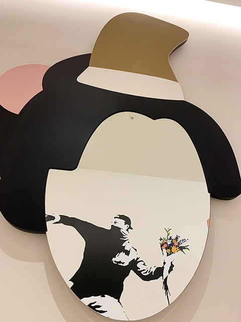 アソビルのアート作品「鏡の髪型　〜烏帽子三題〜」の写真