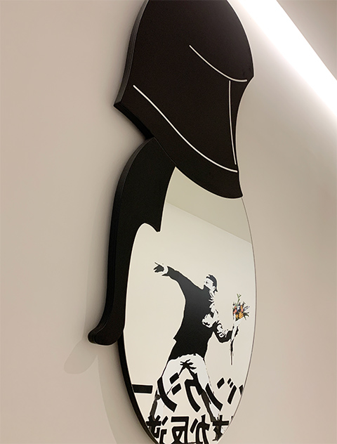 アソビルのアート作品「鏡の髪型　〜烏帽子三題〜」の写真