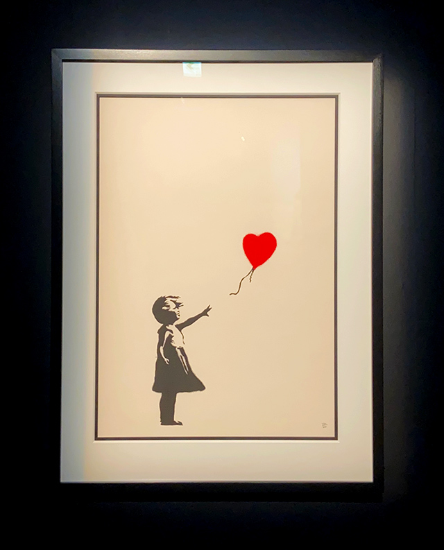 BANKSY展　GENIUS OR VANDAL？（バンクシー展　天才か反逆者か）で展示されている『Girl with Balloon（風船と少女）』写真
