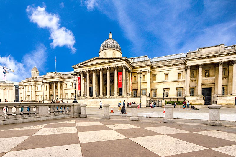 イギリスロンドン、ナショナルギャラリーがあるトラファルガー広場の写真