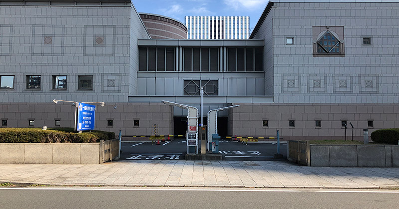 横浜美術館の駐車場入口写真