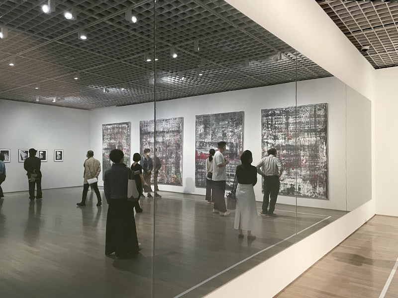 東京国立近代美術館前で開催のゲルハルト・リヒター展、《グレイの鏡》の作品写真