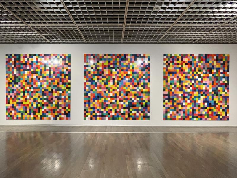 東京国立近代美術館前で開催のゲルハルト・リヒター展、《4900の色彩》の作品写真