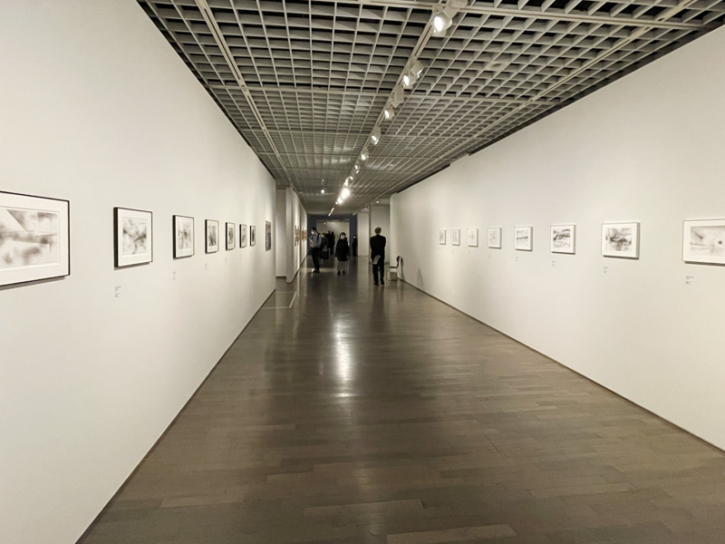 東京国立近代美術館前で開催のゲルハルト・リヒター展、ドローイング作品写真